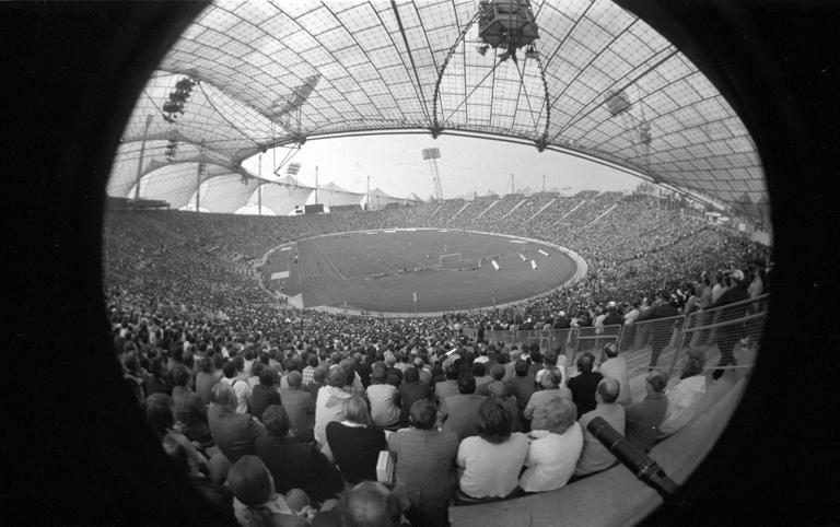 Bildnummer: 01826788 Datum: 06.07.1974 Copyright: imago/WEREK..Das ausverkaufte Münchener Olympiastadion während der Partie um den dritten Platz zwischen Brasilien und Polen; Brasilien - Polen 0:1, Länderspiel, Vneg, Vsw, quer, Schlüsselloch, Perspektive, Stadion, Fußballstadion, Tribüne, Tribünen, Rang, Ränge, voll, ausverkauft, innen, Innenansicht, Zuschauer, Publikum, Zuschauerinteresse, Dach, Dachkonstruktion, Stadiondach Weltmeisterschaft 1974, Nationalmannschaft, Nationalteam, Nationaltrikot, Spiel um Platz 3 München, Massen, Zuschauermassen Olympiastadion, fisheye Masse, Fußball WM Herren Mannschaft Totale Randmotiv Personen Objekte Sportstätte
