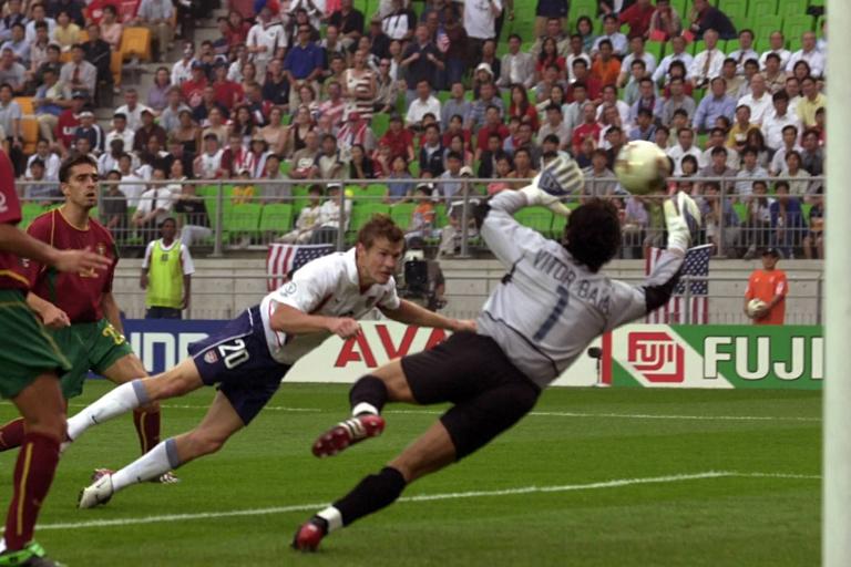 Bildnummer: 01022868 Datum: 05.06.2002 Copyright: imago/Sven Simon
Brian McBride (USA, li.) mit einem Kopfball gegen Torwart Baia (Portugal); Nationaltrikot, USA - Portugal 3:2, Mc Bride, MacBride, Mac, Vdig, quer, Zweikampf, Duell, Ball, fallen, synchron, Synchronität Weltmeisterschaft 2002, Länderspiel, Gruppenspiel, Gruppe D, Nationalmannschaft, Nationalteam Suwon Dynamik, Fußball WM Herren Mannschaft Gruppenbild Aktion Personen