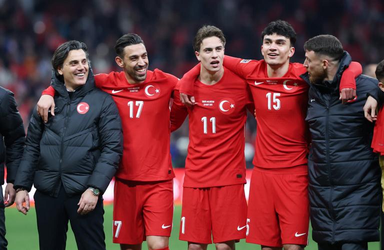 ISTANBUL, TURKIYE- MARCH 20: Coach Vincenzo Montella and İrfan Can Kahveci, Kenan Yıldız and Can Uzun of Turkiye during the match. between Türkiye and Hungary in the UEFA Nations League 2024/25 League A/B Play-offs First Leg the match took place at Rams Park Stadium on March 20, 2025 in Istanbul, Turkiye. (Photo by Huseyin Yavuz/ dia images via Getty Images)