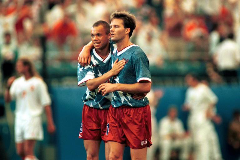 Bildnummer: 00291827 Datum: 18.06.1994 Copyright: imago/Norbert Schmidt
Torschütze Eric Wynalda (re.) und Ernie Stewart (beide USA) jubeln; Nationaltrikot, Erik, Vneg, quer, Jubel, Torjubel, Umarmung, umarmen Weltmeisterschaft 1994, Länderspiel, Gruppenspiel, Gruppe A, Nationalmannschaft, Nationalteam Detroit Silverdome Freude, Fußball WM Herren Mannschaft USA Gruppenbild optimistisch Aktion Personen