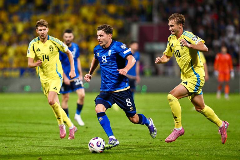 Kosovo's midfielder #08 Florent Muslija (C) runs with the ball next to Sweden's forward #10 Benjamin Nygren (R) during the during the FIFA World Cup 2026 Group B European qualification football match between Kosovo and Sweden at the Fadil Vokrri Stadium in Pristina, on September 8, 2025. (Photo by Armend NIMANI / AFP)