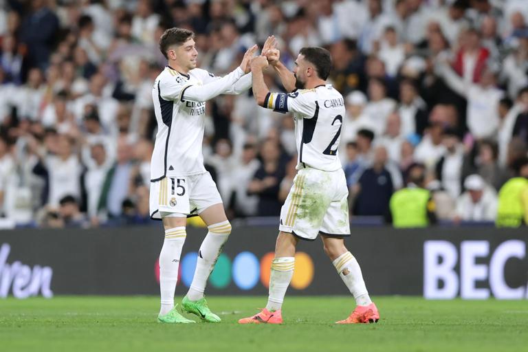 MADRID, SPAIN - APRIL 09: Federico Valverde (L) of Real Madrid CF celebrates scoring their third goal with teammate Daniel Carvajal (R) during the UEFA Champions League quarter-final first leg match between Real Madrid CF and Manchester City at Estadio Santiago Bernabeu on April 09, 2024 in Madrid, Spain. (Photo by Gonzalo Arroyo - UEFA/UEFA via Getty Images)