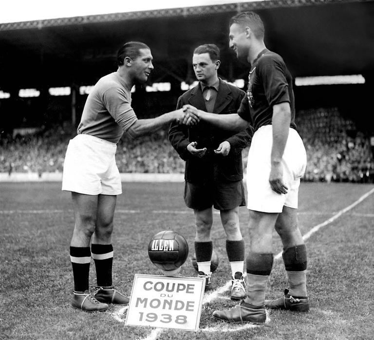 COLOMBES, FRANCE - JUNE 19:  French referee Georges Capdeville (C) looks on as the captains of the Italian and Hungarian national soccer teams Giuseppe Meazza (L) and Gyorgy Sarosi shake hands before the start of the World Cup final between the two countries, 19 June 1938 in Colombes, in the suburbs of Paris.  AFP PHOTO  (Photo credit should read STAFF/AFP via Getty Images)