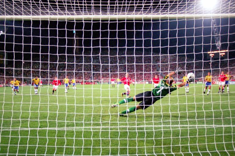 Bildnummer: 01992786 Datum: 23.06.1998 Copyright: imago/Sven Simon
Kjetil Rekdal (Norwegen) trifft in der vorletzten Minute zum 1:2, Torwart Claudio Taffarel ist machtlos; Brasilien - Norwegen 1:2, Vneg, quer, Strafraumszene, Torraumszene, Torhüter, Keeper, Tor, Treffer, Gegentor, Ball, Hintertor, Hintertorkamera, Hintertorperspektive, Elfer, Elfmeter, Strafstoß Weltmeisterschaft 1998, Nationalmannschaft, Nationalteam, Nationaltrikot, Gruppe A Marseille Stade Velodrome, Stadion Dynamik, Fußball Länderspiel Herren Mannschaft Totale Aktion Personen Sportstätte