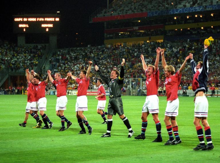 Bildnummer: 05264114 Datum: 23.06.1998 Copyright: imago/WEREK
Schlussjubel Norwegen nach dem 2:1 Sieg gegen Brasilien bei der WM 1998; Vneg, quer, La Ola, Laola, Welle, Schlussjubel, Jubel, Mannschaftsjubel WM 1998, Länderspiel, Nationalteam, Nationaltrikot, Brasilien - Norwegen 1:2 Marseille Freude, Begeisterung, Fußball WM Herren Mannschaft Totale optimistisch Randmotiv Personen
Image number 05264114 date 23 06 1998 Copyright imago WEREK Final cheering Norway After the 2 1 Victory against Brazil at the World Cup 1998 Vneg horizontal La Ola LaOla Wave Final cheering cheering Crew jubilation World Cup 1998 international match National team National jersey Brazil Norway 1 2 Marseille happiness Enthusiasm Football World Cup men Team long shot optimistic Rand motive Human Beings