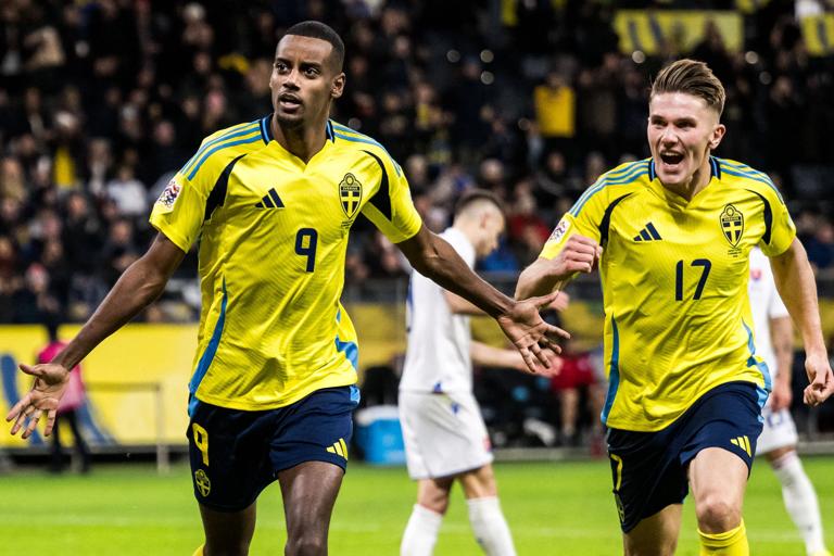 Alexander Isak and Viktor Gyökeres of Sweden celebrate 2-1 during the Nations League football match between Sweden and Slovakia on November 16, 2024 in Stockholm