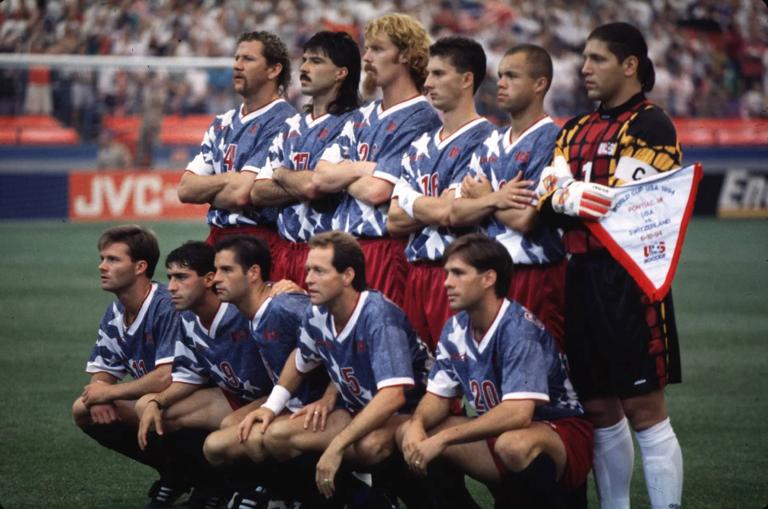 Team USA: h.R.v.l.: Cle Kooiman, Marcelo Balboa, Alexi Lalas, Mike Sorber, Ernie Stewart, Torwart Tony Meola, v.R.v.li.: Eric Wynalda, Tab Ramos, John Harkes, Tom Dooley, Paul Caligiuri
team USA H r v l Cle Kooiman Marcelo Balboa Alexi Lalas Mike Sorber Ernie Stewart Goalkeeper Tony Meola v r v left Eric Wynalda Tab Ramos John Harkes Tom Dooley Paul Caligiuri
