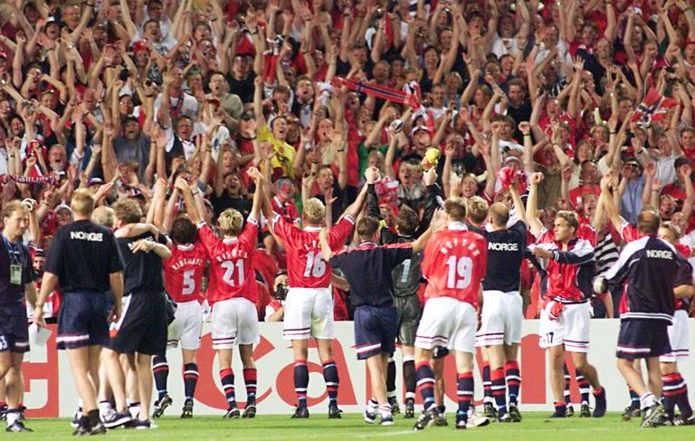 Norwegian players salute their supporters 23 June at the end of the 1998 Soccer World Cup Group A first round match between Brazil and Norway at the Stade Velodrome in Marseille, south of France. Norway won 2-1 to qualify for the second round. (ELECTRONIC IMAGE) AFP PHOTO ANTONIO SCORZA (Photo by ANTONIO SCORZA / AFP) (Photo by ANTONIO SCORZA/AFP via Getty Images)