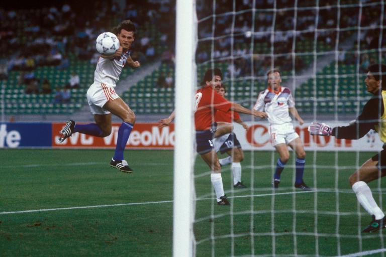 Bildnummer: 01781585  Datum: 23.06.1990  Copyright: imago/Sven Simon..Tomas Skuhravy (li., CSFR) erzielt das 1:0, German Chavarria (Mitte) und Torwart Hermidio Barrantes (beide Costa Rica) schauen nur zu; Tschechoslowakei - Costa Rica 4:1, CSSR, Vdia, Thomas, quer, Ball, Tor, Treffer, Gegentor Weltmeisterschaft 1990, L&auml;nderspiel, Nationalmannschaft, Nationalteam, Nationaltrikot, Achtelfinale Bari Fu&szlig;ball WM Herren Mannschaft Gruppenbild Aktion Personen