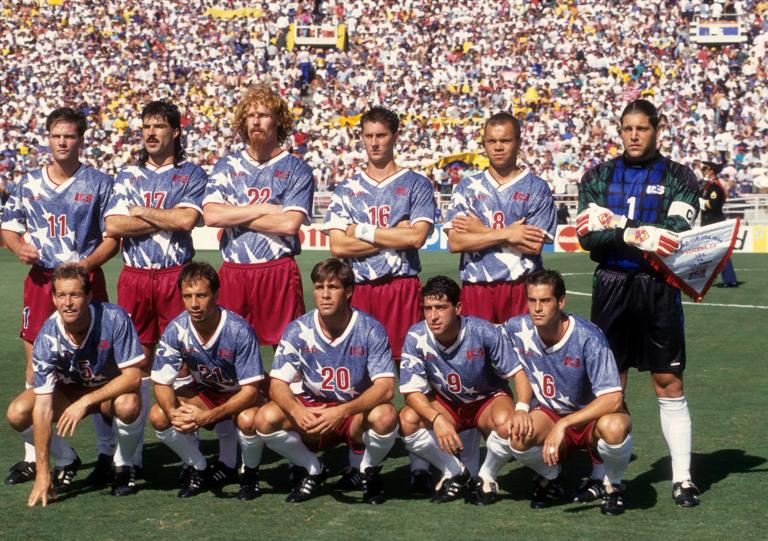 Bildnummer: 05831060 Datum: 22.06.1994 Copyright: imago/WEREK..Mannschaftsfoto USA, hi.v.li.: Eric Wynalda, Marcelo Balboa, Alexi Lalas, Michael Sorber, Earnie Stewart, Torwart Tony Meola, vorn: Thomas Dooley, Fernando Clavijo, Paul Caligiuri, Tab Ramos, John Harkes; Vdia, quer, Tom WM 1994, Länderspiel, Nationalteam, Nationaltrikot Los Angeles, LA, L.A. Fußball WM Herren Mannschaft Totale Randmotiv Personen....Image number 05831060 date 22 06 1994 Copyright imago WEREK Team photo USA Hi v left Eric Wynalda Marcelo Balboa Alexi Lalas Michael Sorber Earnie Stewart Goalkeeper Tony Meola front Thomas Dooley Fernando Clavijo Paul Caligiuri Tab Ramos John Harkes Vdia horizontal Tom World Cup 1994 international match National team National jersey Los Angeles La l A Football World Cup men Team long shot Rand motive Human Beings