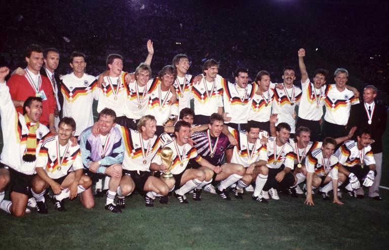 ROME, ITALY - JULY 08:  WM 1990 in ITALIEN, Finale, Rom; DEUTSCHLAND - ARGENTINIEN (GER - ARG) 1:0; TAEM DEUTSCHLAND - WELTMEISTER 1990 -  (Photo by Bongarts/Getty Images)